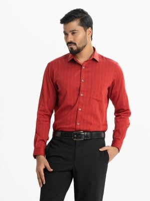 Men's striped long-sleeved formal shirt in cotton fabric. Classic collar with a chest pocket. Adjustable buttons at the cuffs.