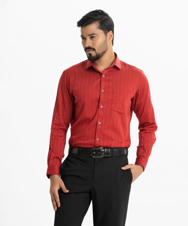 Men's striped long-sleeved formal shirt in cotton fabric. Classic collar with a chest pocket. Adjustable buttons at the cuffs.