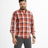 Men's check long-sleeve casual shirt in cotton fabric. Classic collar and short sleeves. Button fastening at the front.