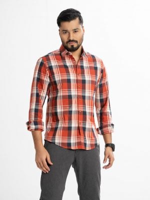 Men's check long-sleeve casual shirt in cotton fabric. Classic collar and short sleeves. Button fastening at the front.