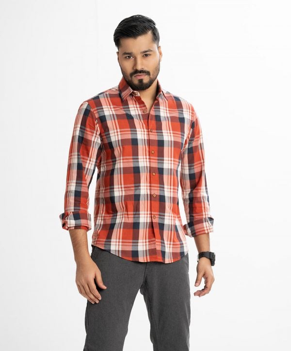 Men's check long-sleeve casual shirt in cotton fabric. Classic collar and short sleeves. Button fastening at the front.