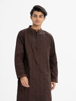 Men's semi-fitted panjabi in cotton fabric.Mandarin collar and inseam pockets. Embroidery at the front.
