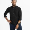 Men's long-sleeve casual shirt in remi cotton fabric. Classic collar, button fastening at the front and adjustable cuffs.