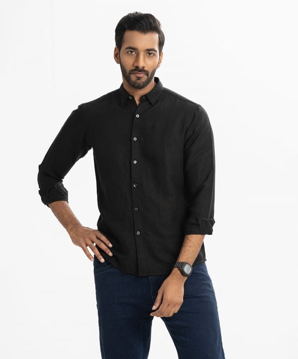Men's long-sleeve casual shirt in remi cotton fabric. Classic collar, button fastening at the front and adjustable cuffs.