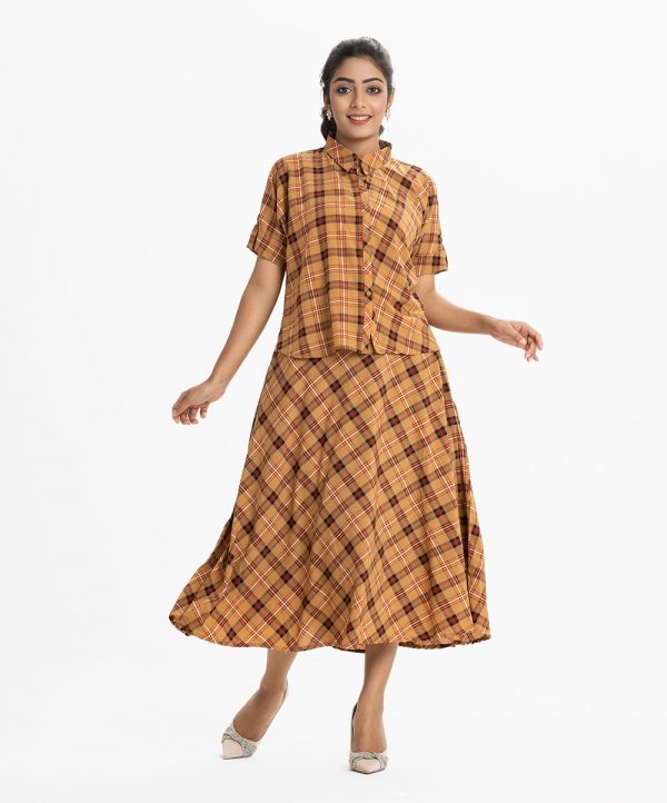 Women's skirt top set in printed georgette fabric. Shirt style top with roll-up sleeves. Concealed elasticated waist with side hidden zipper skirt.