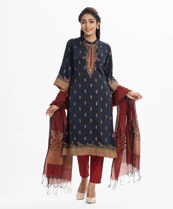 Printed straight salwar kameez in joom fabric. Stand collar, bell-sleeved. Karchupi at the front and cuff. Complemented with crepe pajama and half silk dupatta.