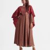 Floral printed abaya style cape in crepe fabric. Round neck, three-quarter sleeves and karchupi at the front.