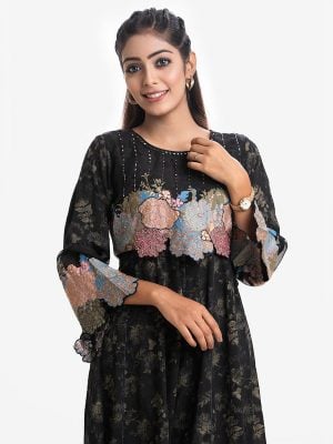Women's A-line patterned in printed georgette fabric. Round neck, Muslin cutwork with karchupi at the front and sleeved.