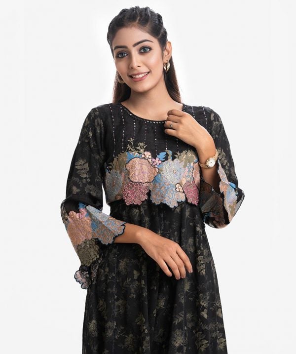 Women's A-line patterned in printed georgette fabric. Round neck, Muslin cutwork with karchupi at the front and sleeved.