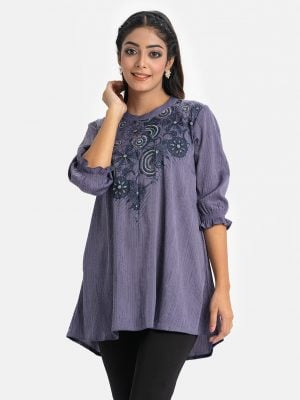 Geometric printed A-line tunic in crepe fabric. Mock neck, lantern sleeves. Karchupi at the front.