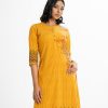 Printed straight kameez in viscose fabric. Stand collar, three-quarter sleeved. Button fastening and embroidery at the front