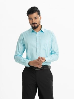 Men's striped long-sleeved formal shirt in cotton fabric. Classic collar with a chest pocket. Adjustable buttons at the cuffs.