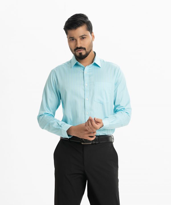 Men's striped long-sleeved formal shirt in cotton fabric. Classic collar with a chest pocket. Adjustable buttons at the cuffs.