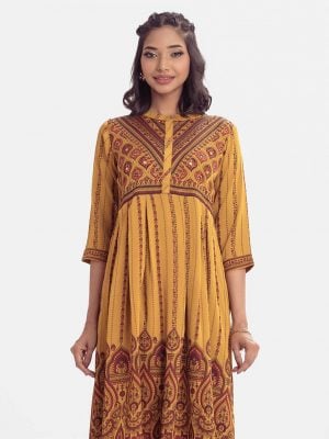 Printed frock-style long tunic in crepe fabric. Stand collar, three-quarter sleeved. Karchupi at the front and box pleated at the waistline.