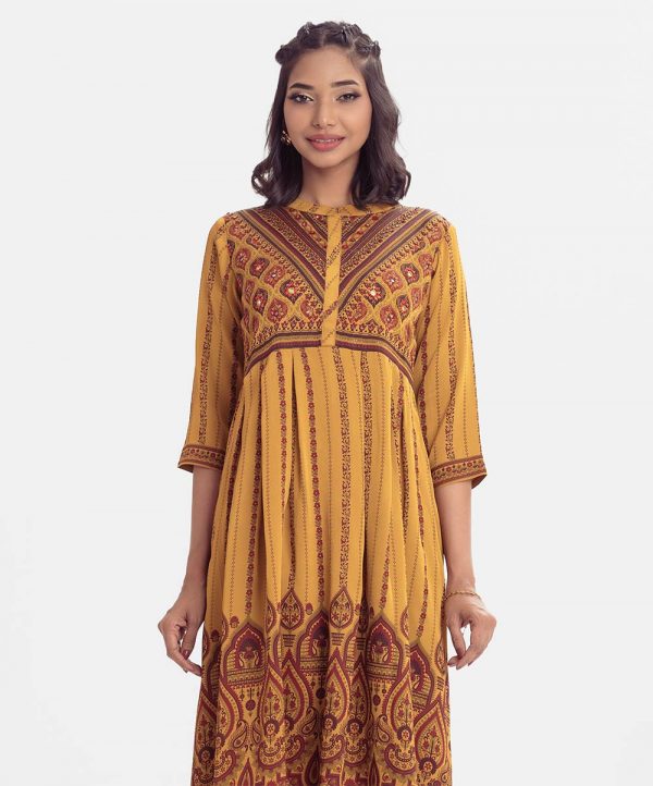 Printed frock-style long tunic in crepe fabric. Stand collar, three-quarter sleeved. Karchupi at the front and box pleated at the waistline.