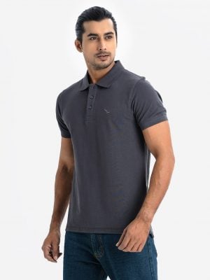 Men's polo shirt in cotton pique fabric. Classic collar, short sleeves and a straight-cut hem.