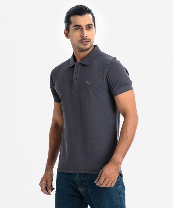 Men's polo shirt in cotton pique fabric. Classic collar, short sleeves and a straight-cut hem.
