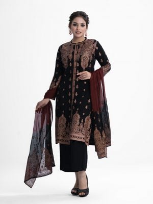 Ethnic printed straight salwar kameez in viscose fabric. Stand collar, full sleeves and karchupi at the front of kameez. With a chiffon dupatta and palazzo pants.