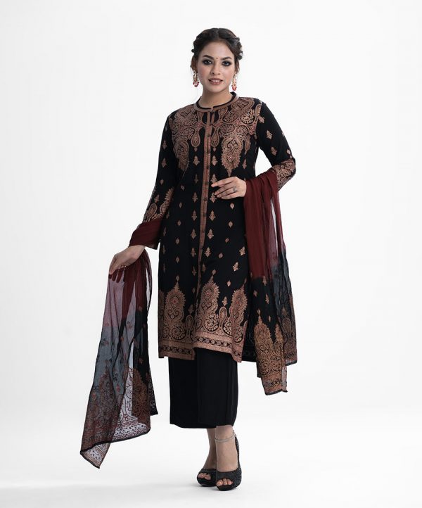 Ethnic printed straight salwar kameez in viscose fabric. Stand collar, full sleeves and karchupi at the front of kameez. With a chiffon dupatta and palazzo pants.