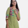 Women's printed A-line tunic in zoom fabric. Round neck. Embroidery at the front and three-quarter sleeved.