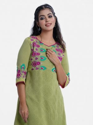 Women's printed A-line tunic in zoom fabric. Round neck. Embroidery at the front and three-quarter sleeved.