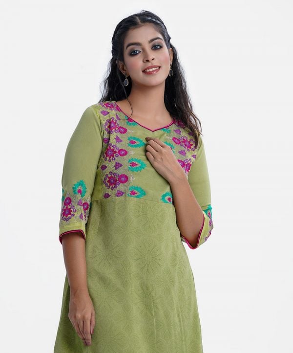 Women's printed A-line tunic in zoom fabric. Round neck. Embroidery at the front and three-quarter sleeved.