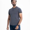 Men's henley T-shirt in cotton single jersey fabric. Rounded scoop neckline with front button fastening and short sleeves.