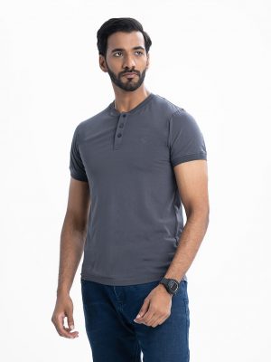 Men's henley T-shirt in cotton single jersey fabric. Rounded scoop neckline with front button fastening and short sleeves.