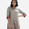 Printed straight kameez in silk and viscose blended fabric. Round neck, three-quarter sleeved. Karchupi at the front.