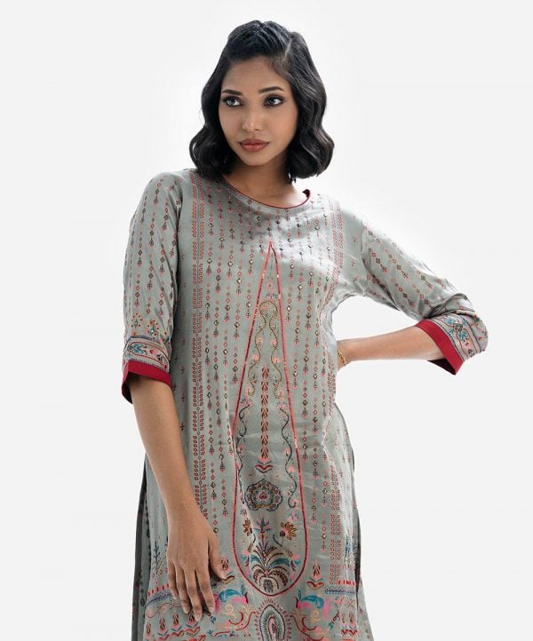 Printed straight kameez in silk and viscose blended fabric. Round neck, three-quarter sleeved. Karchupi at the front.