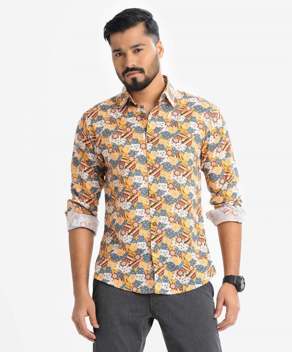 Men's long-sleeve casual shirt in cotton fabric. Classic collar and short sleeves. Button fastening at the front.