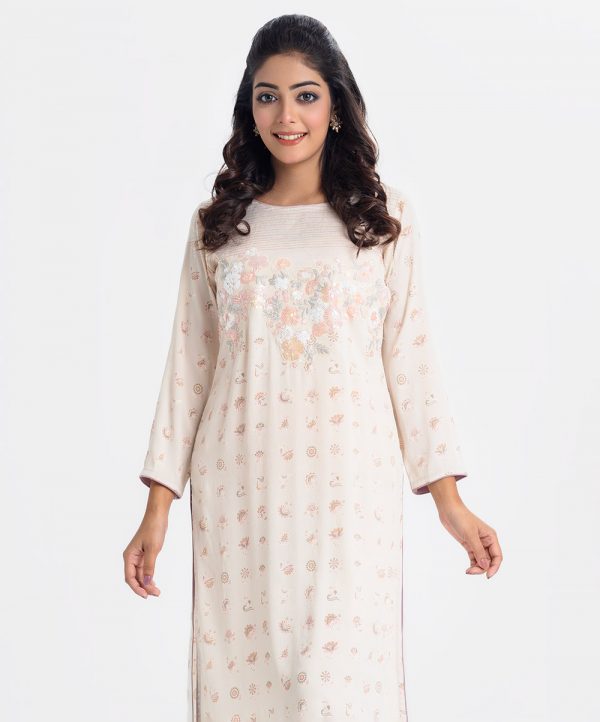 Printed straight kameez in viscose fabric. Round neck, full sleeved. karchupi and line stitching at the front.