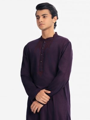 Men's semi-fitted panjabi in cotton fabric.Mandarin collar and inseam pockets. Karchupi at the front.