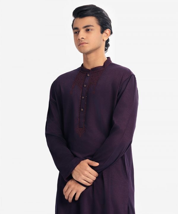Men's semi-fitted panjabi in cotton fabric.Mandarin collar and inseam pockets. Karchupi at the front.