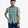 Digital printed and slim fitted casual shirt in cotton fabric. Classic collar, short sleeves.