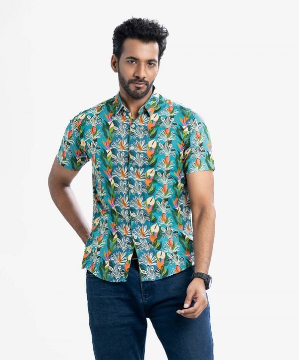 Digital printed and slim fitted casual shirt in cotton fabric. Classic collar, short sleeves.