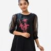 Teen girl's A-line tunic in muslin and crepe fabric. Round neck, puff-sleeved. Floral print with karchupi at the front and sleeve.