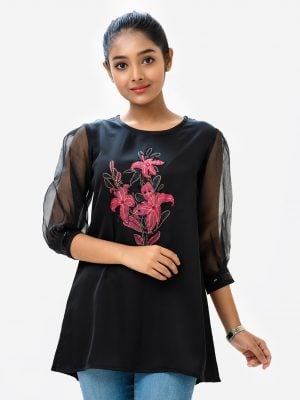 Teen girl's A-line tunic in muslin and crepe fabric. Round neck, puff-sleeved. Floral print with karchupi at the front and sleeve.