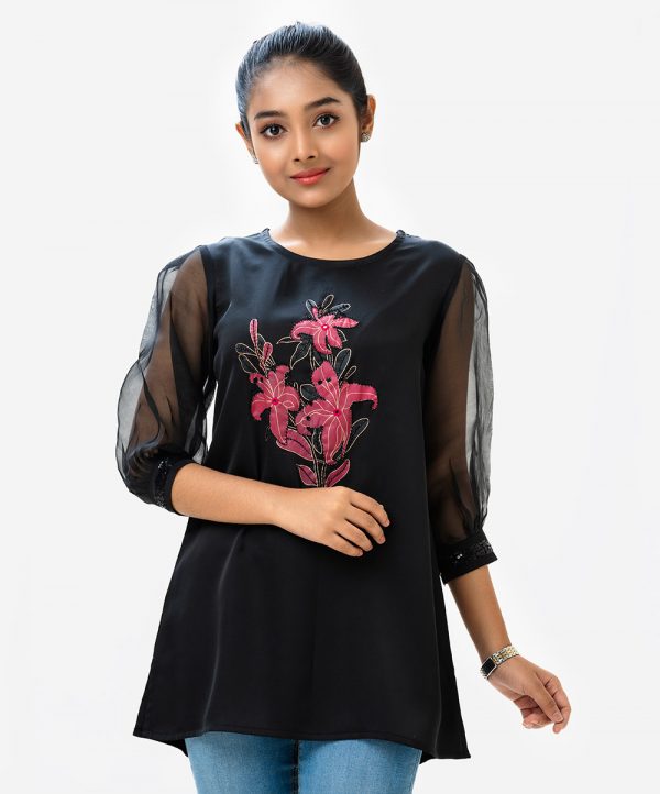 Teen girl's A-line tunic in muslin and crepe fabric. Round neck, puff-sleeved. Floral print with karchupi at the front and sleeve.