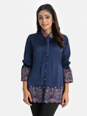 Women's shirt style tunic in crepe fabric. Classic collar, lantern sleeves. Front button opening and print detail at sleeves and hemline.