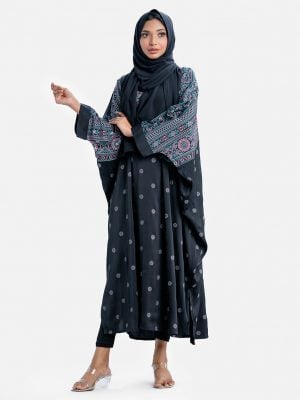 Printed abaya in zoom fabric. Round neck, Kimono sleeved. Karchupi at the front.