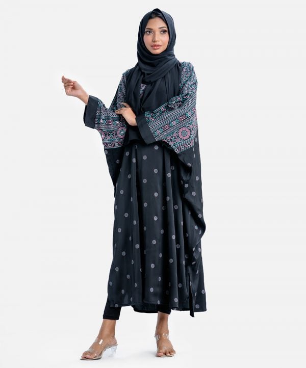Printed abaya in zoom fabric. Round neck, Kimono sleeved. Karchupi at the front.