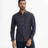 Men's printed long-sleeved business casual shirt in jacquard fabric. Classic collar, button fastening at the front and adjustable metal buttons at the cuffs.