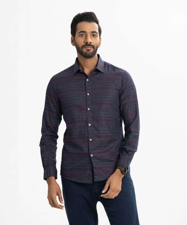 Men's printed long-sleeved business casual shirt in jacquard fabric. Classic collar, button fastening at the front and adjustable metal buttons at the cuffs.
