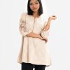Printed A-line tunic in crepe fabric. Round neck with front opening zipper and three-quarter sleeved.