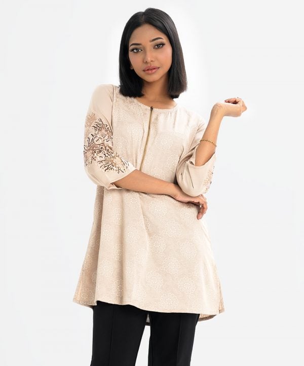 Printed A-line tunic in crepe fabric. Round neck with front opening zipper and three-quarter sleeved.
