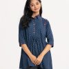 Printed A-line woven top in viscose fabric. Classic collar, three-quarter sleeved. pintuck and button fastening at the front.