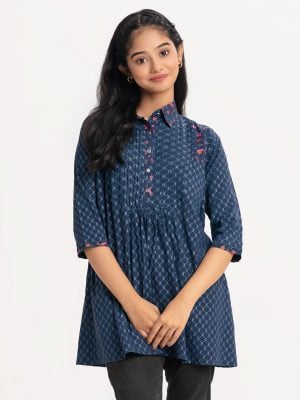Printed A-line woven top in viscose fabric. Classic collar, three-quarter sleeved. pintuck and button fastening at the front.