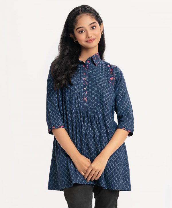 Printed A-line woven top in viscose fabric. Classic collar, three-quarter sleeved. pintuck and button fastening at the front.