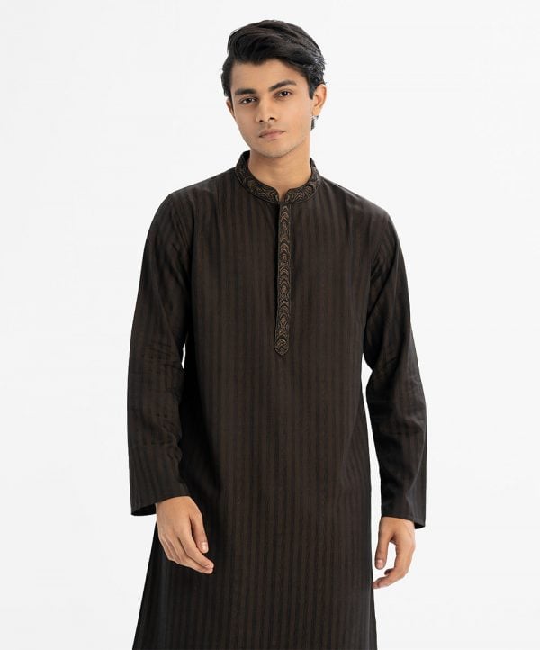 Men's slim fitted panjabi in jacquard fabric.Mandarin collar and inseam pockets. Karchupi at the collar and placket